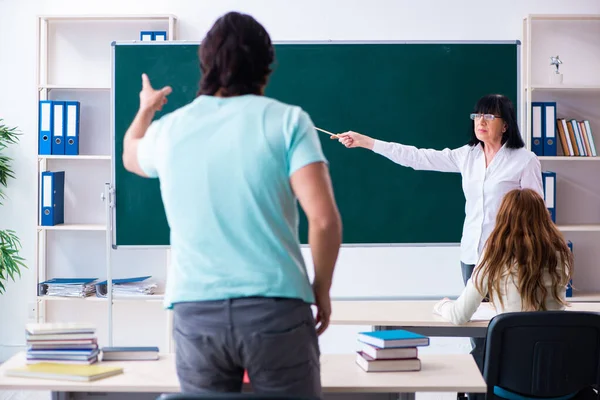 Vecchio insegnante e studenti in classe — Foto Stock