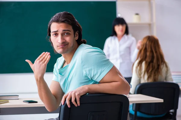 Gamla lärare och elever i klassrummet — Stockfoto