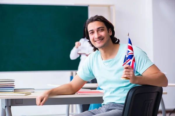 Velha professora de inglês feminina e estudantes em sala de aula — Fotografia de Stock