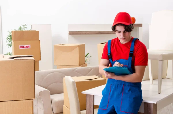 Jonge mannelijke aannemer met dozen die binnen werken — Stockfoto