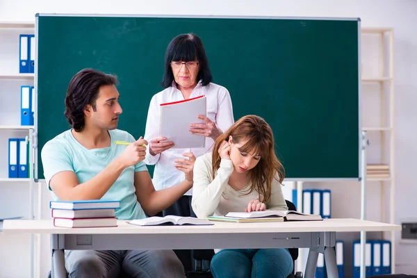 Viejo profesor y estudiantes en el aula — Foto de Stock