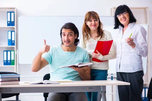 Oude leraar en leerlingen in de klas — Stockfoto