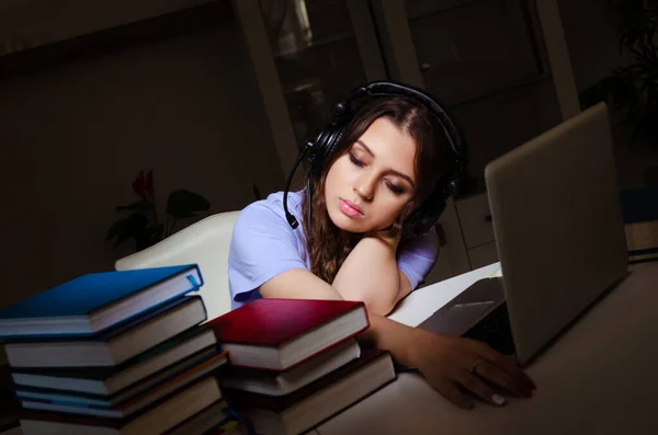 Joven estudiante preparándose para los exámenes tarde en casa — Foto de Stock