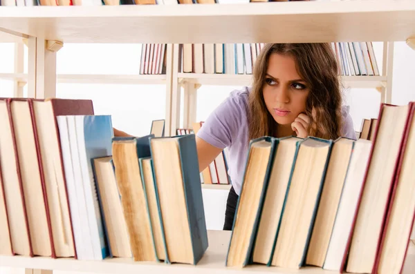 Jeune étudiante se préparant aux examens à la bibliothèque — Photo