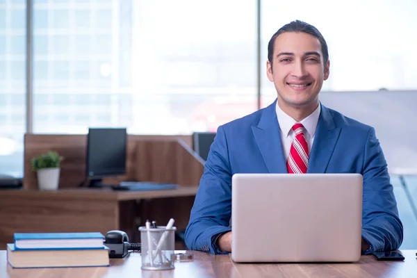 Joven hombre de negocios guapo sentado en la oficina —  Fotos de Stock