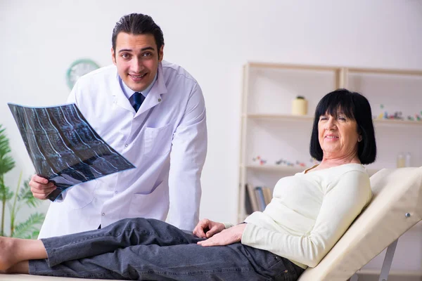 Jeune médecin examinant la vieille femme âgée — Photo