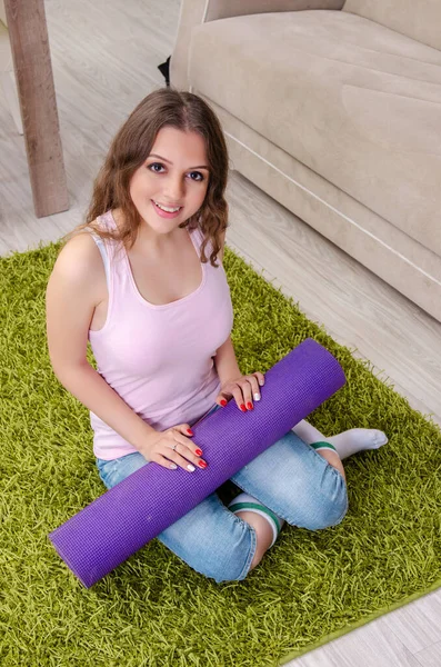 Mladá krásná žena dělá cvičení doma — Stock fotografie