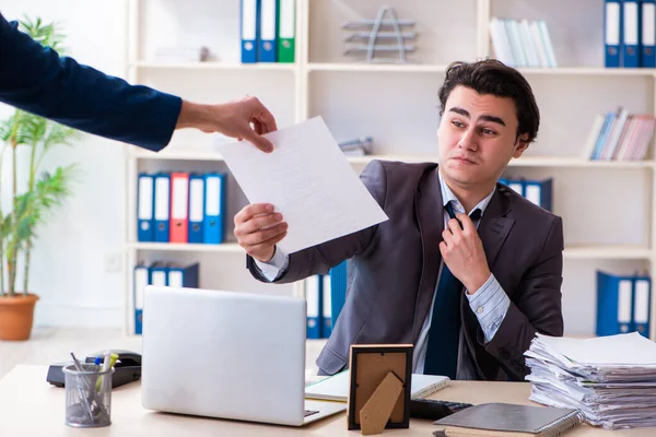 Jonge mannelijke werknemer ontslagen uit zijn werk — Stockfoto