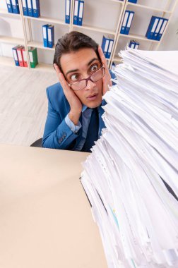 Genç yakışıklı iş adamı aşırı işten memnun değil.