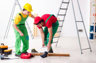 Yaralı işçi ve iş arkadaşı