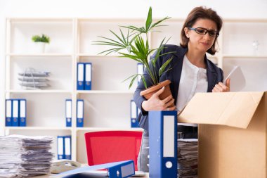 Orta yaşlı kadın çalışanın işinden kovulması