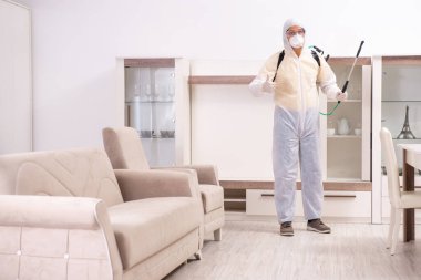 Evde çalışan haşere kontrol müteahhidi.