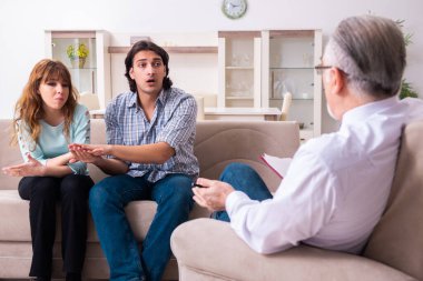 Genç çift, uzman doktor psikologu ziyaret ediyor.