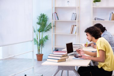 Sınıfta iki erkek öğrenci var.