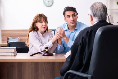 Boşanma konseptinde genç bir çift