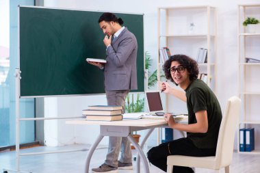 Genç öğretmen ve öğrenci sınıfta.