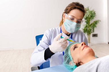 Kadın estetik plastik ameliyat için hazırlanıyor