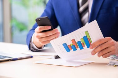 Büyüme konseptinde genç erkek satış analisti