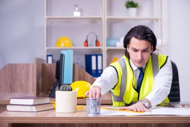 Ofiste çalışan genç erkek mimar.