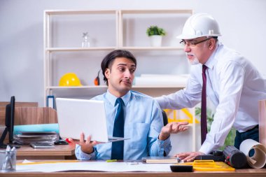 İki mimar proje üzerinde çalışıyor.