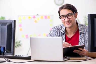 Ofiste çalışan bir erkek.