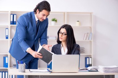 Ofiste çalışan iki çalışan.