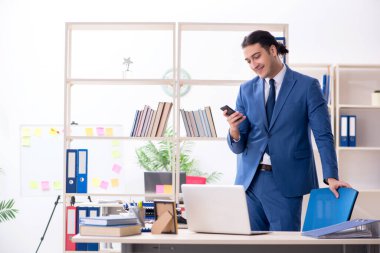 Ofisteki genç yakışıklı eleman.