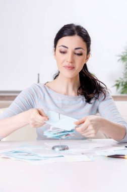 Bütçe planlama konseptinde genç kadın