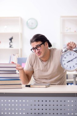 Evde sınava hazırlanan genç bir erkek öğrenci.
