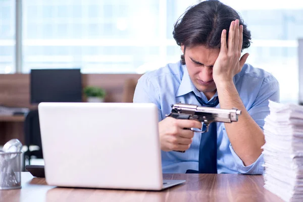 Giovane dipendente infelice con il lavoro eccessivo — Foto Stock