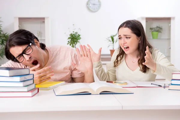 Estudiantes preparándose para el examen juntos en casa — Foto de Stock