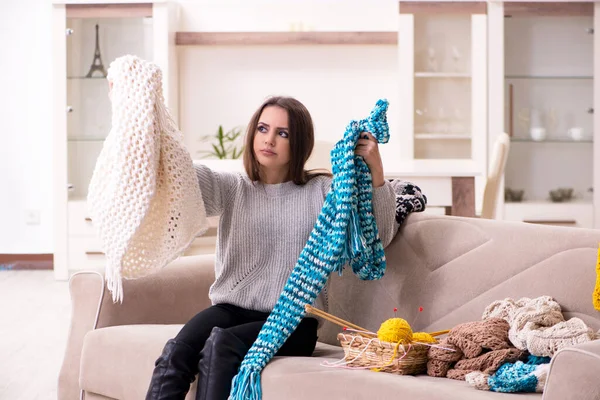 Young beautiful woman knitting at home — Stock Photo, Image