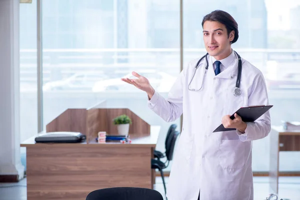 Joven médico guapo que trabaja en la clínica — Foto de Stock