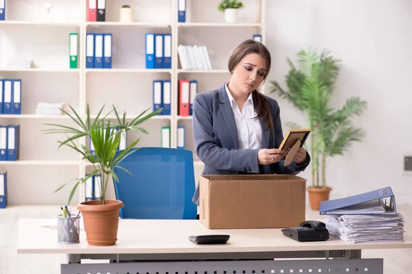 Conceito de despedimento e demissão com mulher empregada — Fotografia de Stock