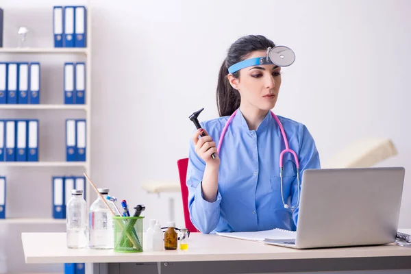 Junge Ärztin arbeitet in der Klinik — Stockfoto