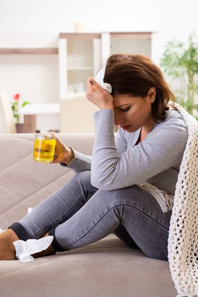 Kranke Frau mittleren Alters leidet zu Hause — Stockfoto