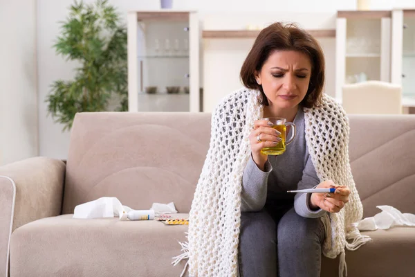 Chora kobieta w średnim wieku cierpiąca w domu — Zdjęcie stockowe