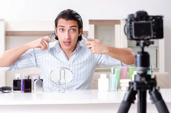 Joven hombre guapo grabando su blog en concepto de higiene — Foto de Stock