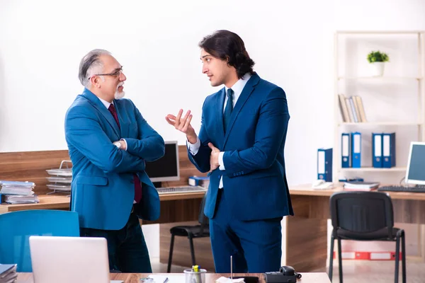 Employés jeunes et vieux travaillant ensemble au bureau — Photo