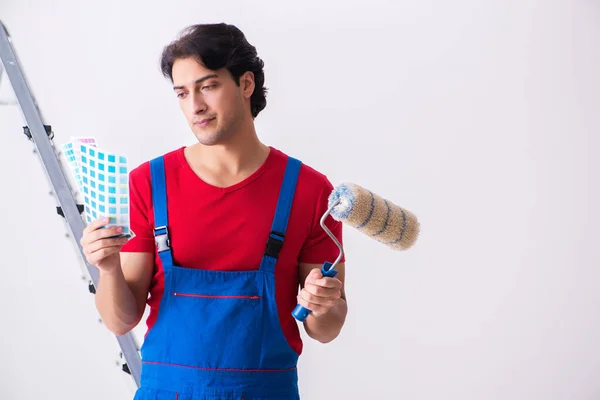 Joven contratista guapo trabajando en interiores —  Fotos de Stock