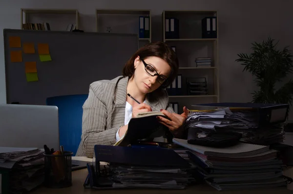 Dipendente femminile che soffre di lavoro eccessivo — Foto Stock