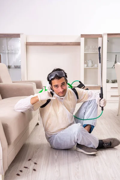 Contraente per il controllo dei parassiti che lavora in appartamento — Foto Stock