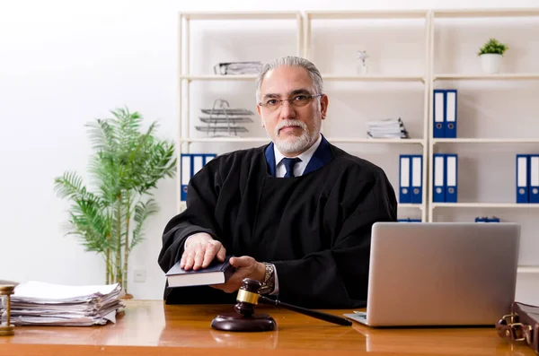 Avvocato anziano che lavora in tribunale — Foto Stock