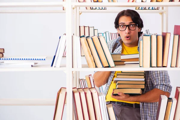Estudante do sexo masculino se preparando para exames na biblioteca — Fotografia de Stock