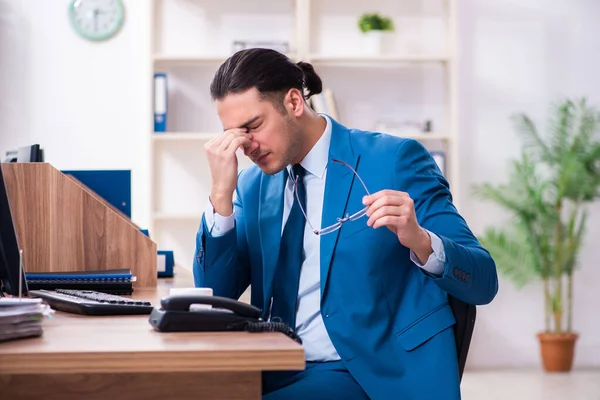 Jeune homme d'affaires beau assis dans le bureau — Photo