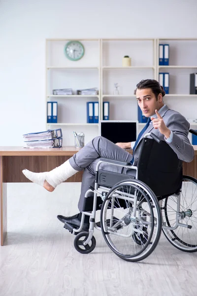 Empregado masculino em cadeira de rodas no escritório — Fotografia de Stock