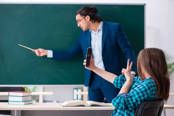 Jung hübsch lehrer und weiblich student im die klassenzimmer — Stockfoto