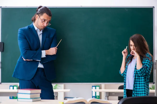 Jung hübsch lehrer und weiblich student im die klassenzimmer — Stockfoto