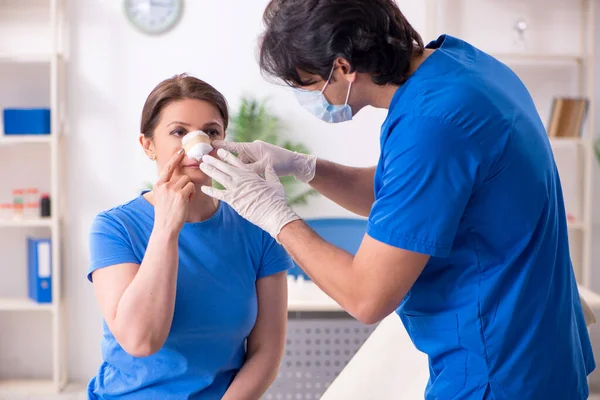 Mujer visitando médico masculino para cirugía plástica — Foto de Stock