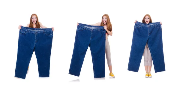 Kvinna i bantningskoncept med stora jeans — Stockfoto